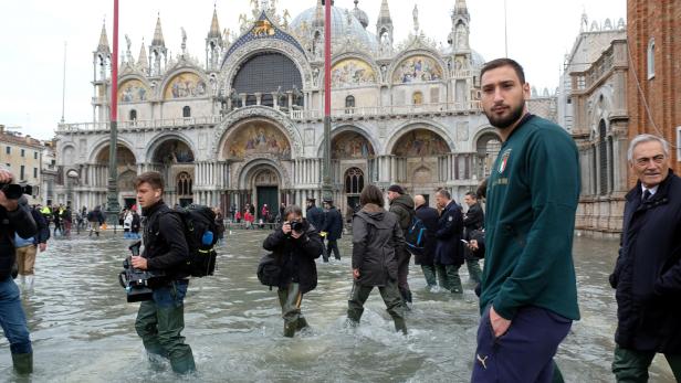 Der italienische Teamgolia Gianluigi Donnarumma machte sich ein Bild von den Hochwasserschäden in Venedig.