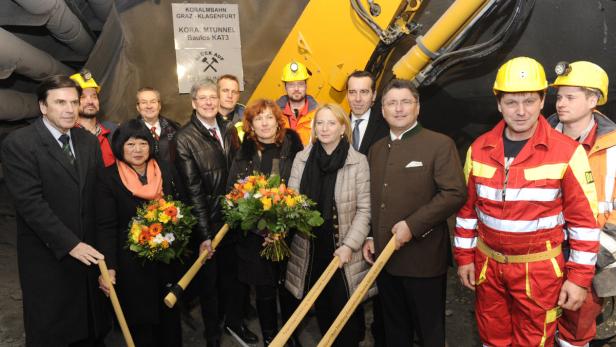 Eine Gruppe von Personen posiert vor dem Eingang zum Koralmtunnel Baulos KAT3.