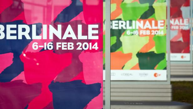 Mehrere Plakate der Berlinale 2014 stehen im Freien.