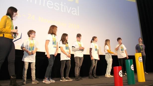 Die jungen Juror_innen auf der Bühne des Gartenbaukinos (bei der Eröffnung des 31. internationalen KinderFilmFestivals)
