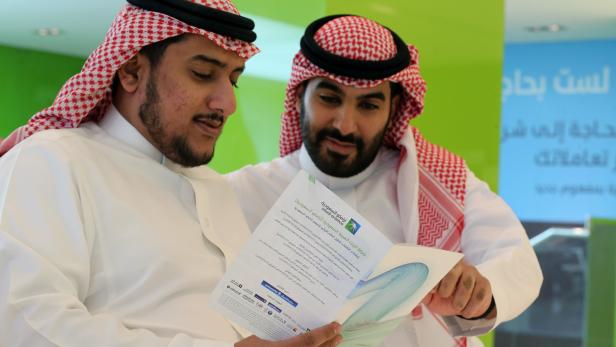 Zwei Saudis studieren den Börsenprospekt von Aramco