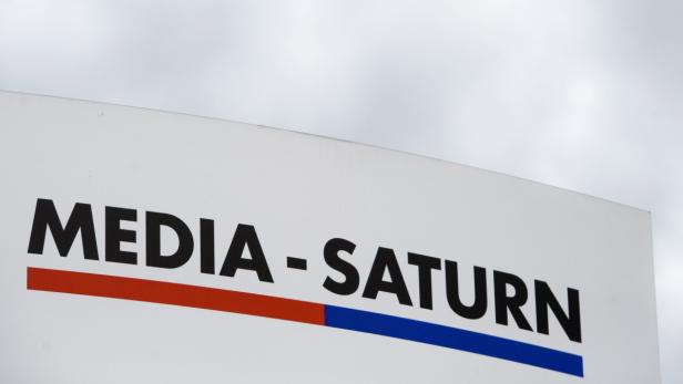 Das Logo von Media-Saturn vor einem grauen Himmel.