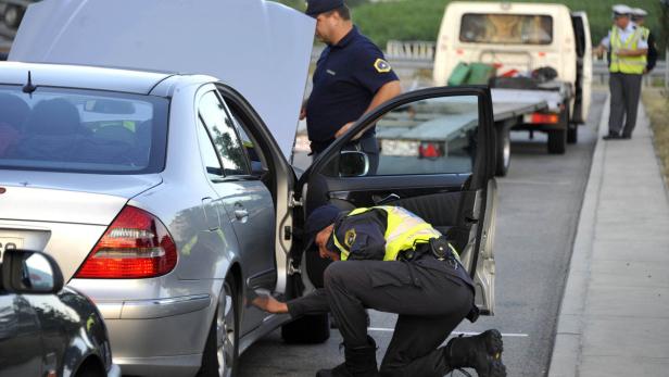 REUTERSBorder police patrol guards check a car near the Schengen border in Krsko July 4, 2011. In December 2007, the European Union lifted land and sea border checks between Slovenia and Italy, Hungary and Austria. Airport checks were also abolished in De 30.000 illegale Grenzübertritte im Schengen-Raum