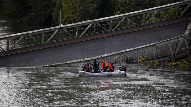 Brücke bei Toulouse eingestürzt, Teenagerin tot