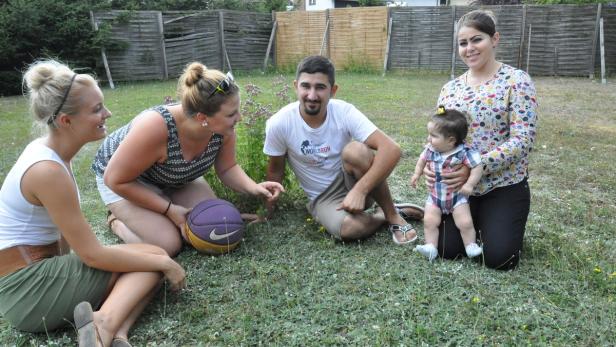 Franziska Teufl und Hannah Mayer betreuen Hagi, Ahlam und die kleine Delda. Sie war erst ein Monat alt, als ihre Eltern aus dem Irak flüchteten.