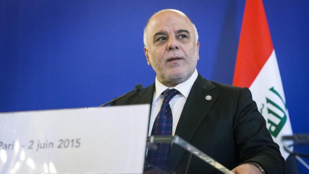 Haider al-Abadi bei einer Rede vor einer irakischen Flagge in Paris, am 2. Juni 2015.