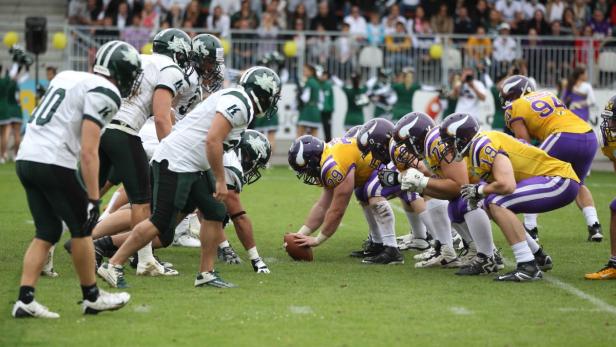 15.07.2012 Football ; Hohe Warte ; AFL Halbfinale; Vienna Vikings - Danube Dragons Vienna Vikings - Danube Dragons Copyright Agentur DIENER / Nina Manhart Marktgasse 3-7/4/5/21 A-1090 Wien Telefax +43 1 955 32 35 Mobil +43 676 629 98 51 BA-CA Bank Nr. 12000 Account Nr. 00712 223 783 e-mail: agentur@diener.at Datenbank: www.diener.at