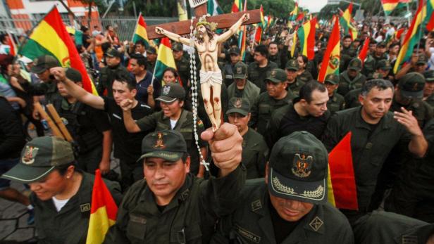 Selbst Polizisten feierten den Abgang von Präsident Morales ins Exil