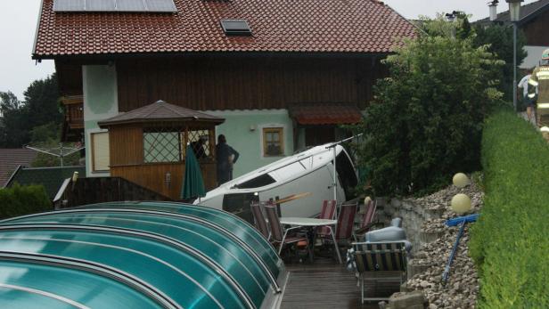 Zwischen Swimmingpool und Hausmauer „parkte“ ein Betrunkener sein Auto in Straßwalchen.