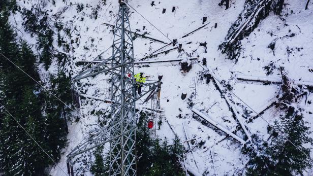 Die Schneefälle der vergangenen Tage sorgen in Teilen Österreichs für massive Gefahren und Behinderungen. Im Bild Leitungsmonteure der Tiwag bei Reparaturarbeiten am Stromnetz