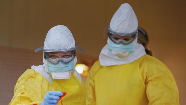 Wie hoch ist das Ansteckungsrisiko? Ebola wird über den Kontakt mit Körperflüssigkeiten einer infizierten Person weitergegeben. Um andere anzustecken, muss die Krankheit bei einer Person Symptome zeigen. Ist dies der Fall, reicht bereits ein Tropfen Körperflüssigkeit aus, um die Erreger weiterzugeben. Eine besonders hohe Virenbelastung weisen Erbrochenes, Fäkalien und Blut auf. Auch in Muttermilch, Sperma, Speichel und Tränen wurde das Virus gefunden.