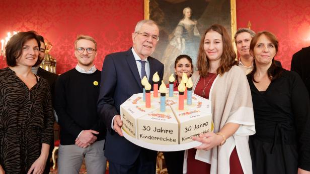 Kinderrechte-„Torte“ für den Bundespräsidenten