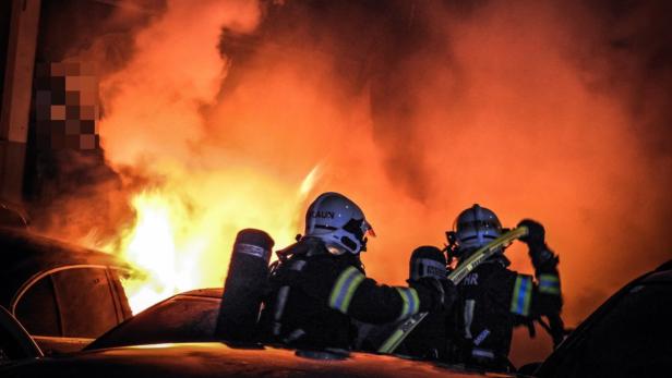 Feuerwehr Traun verhinderte Übergreifen der Flammen auf Betriebsgebäude