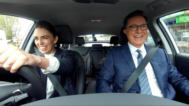 Premier Jacinda Ardern spielt Reiseführerin für Stephen Colbert