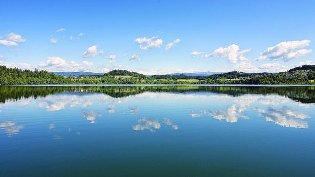 Der Längsee in Kärnten lockt mit bis zu 26 Grad warmen Wasser.