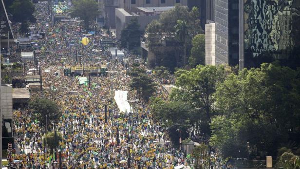 Eine große Menschenmenge demonstriert auf einer Straße in São Paulo, Brasilien.