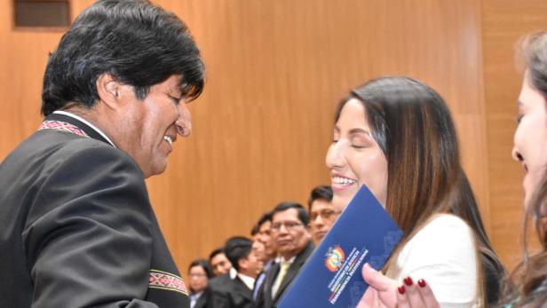 Evo Morales gratuliert seiner Tochter Eva Liz zum Studienabschluss