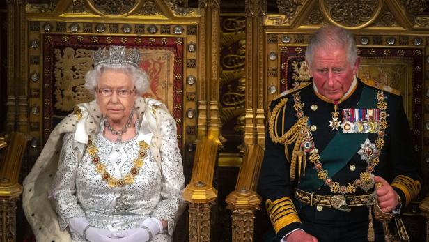 Wann und wie wird Prinz Charles König, wenn die Queen stirbt?