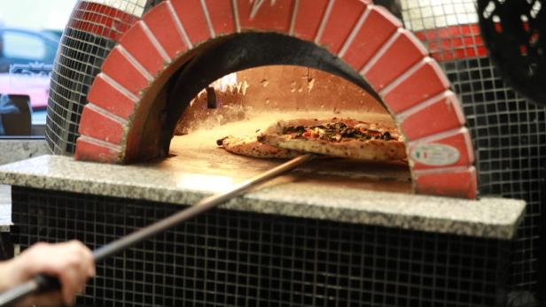 Die Pizza bleibt nur 90 Sekunden im 450 Grad heißen Ofen.