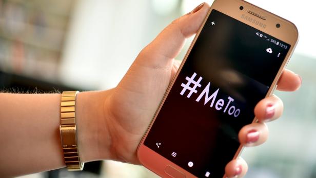 Im Oktober 2017 ermutigte Schauspielerin Alyssa Milano Frauen, unter dem Hashtag #MeToo auf ihre Erfahrungen mit sexuellen Übergriffen und sexueller Belästigung aufmerksam zu machen.