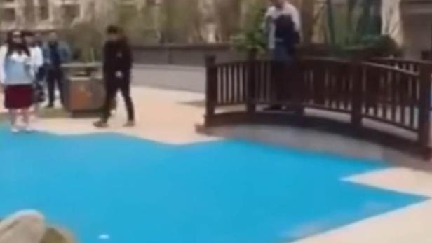 China: Bewohner einer Apartmentanlage schockiert über Fake-Pool