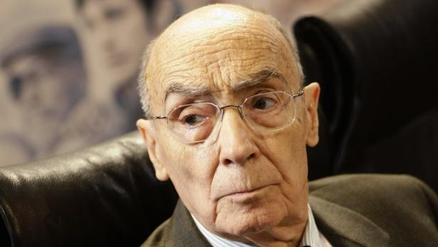 Portuguese Nobel literature laureate Jose Saramago attends a news conference to promote the film &quot;Blindness&quot; in Madrid in this March 3, 2009 file photo. Saramago died in his home on the Spanish island of Lanzarote, aged 87, his Spanish editor Alfaguara said on June 18, 2010. REUTERS/Susana Vera/Files (SPAIN - Tags: ENTERTAINMENT OBITUARY HEADSHOT)