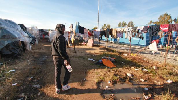 Schockierende Lebensbedingungen: Die Ausstellung „Bitter Oranges“ thematisiert ab 29. September die Ausbeutung der Flüchtlinge aus Afrika als Erntehelfer in Kalabrien