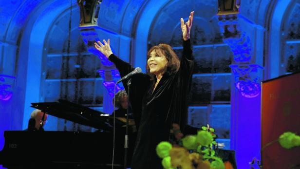 Juliette Greco im Wiener Palais Ferstel anlässlich der Toulouse-Lautrec-Ausstellung nebenan im Kunstforum