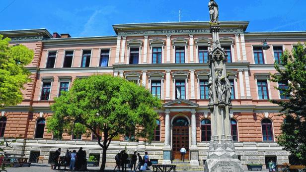 Im ORG Henriettenplatz mussen zehn Schüler im Hernst noch einmal antreten.