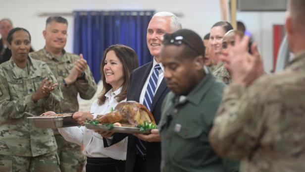 Pence servierte US-Soldaten einen Thanksgiving-Truthahn