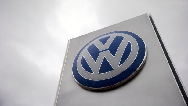 File photo of VW sign outside a Volkswagen dealers VW ruft 6.000 Erdgas-Autos zurück