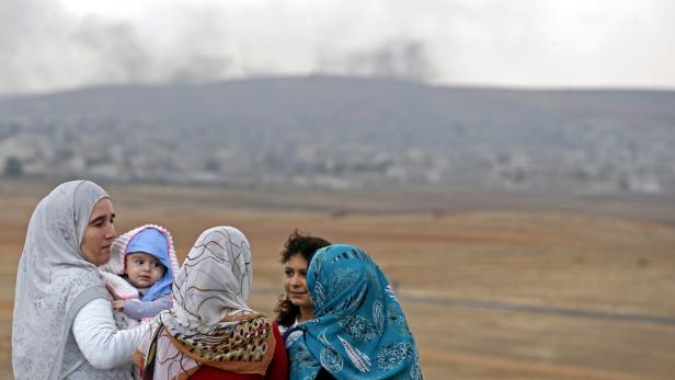 Flüchtlinge beobachten die Schlacht um Kobane von der Türkei aus.