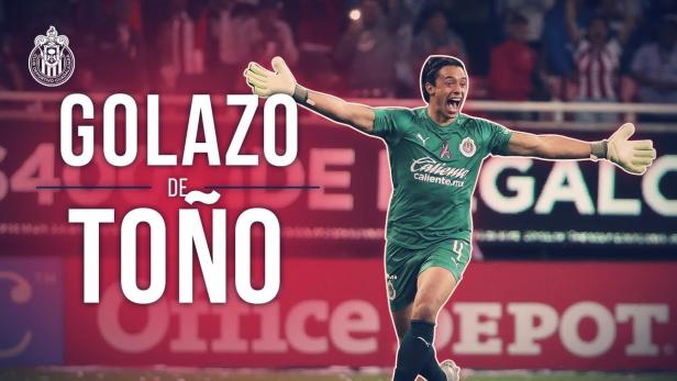 Mexikanischer Tormann trifft aus dem eigenen Strafraum