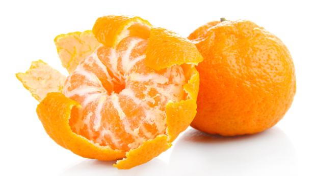 Mandarine Ein Spätankömmling in Europa, der wegen seiner schlechten Haltbarkeit erst 1805 eingeführt wurde, damals auch „Kantoner Apfelsine“ genannt. Bei der Beliebtheit liegen allerdings die kernlosen Clementinen und Satsumas, Fruchtkreuzungen aus Orangen und Mandarinen, mittlerweile vor ihren Elternsippen.