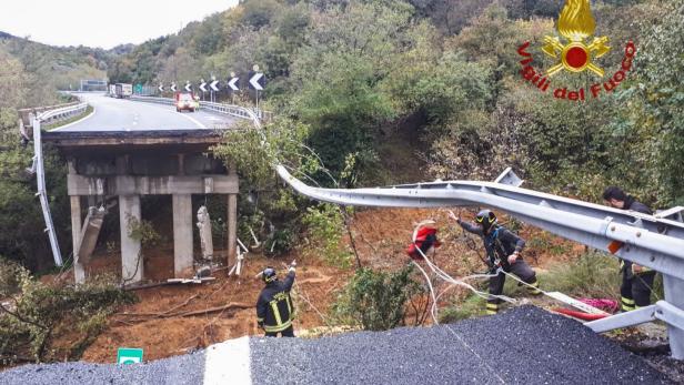 Video: Erdrutsch in Italien zerstört Autobahnbrücke