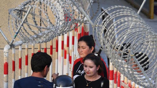 Uiguren an einem Checkpoint in Xinjiang