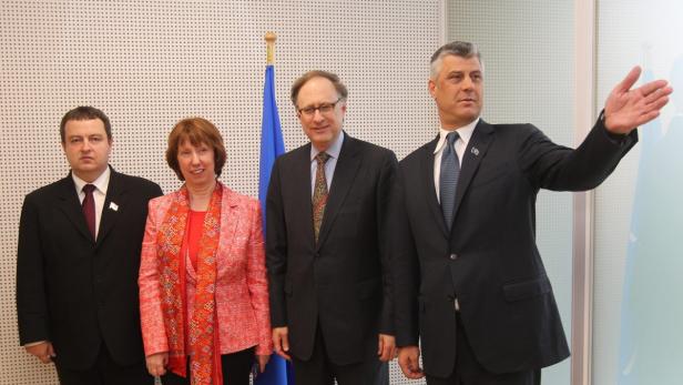 epa03668813 (L-R) Serbian Prime Minister Ivica Dacic, High Representative for Foreign Affairs and Security Policy for the European Union, Catherine Ashton, NATO deputy secretary General Alexander Verschbow and Kosovo&#039;s Prime Minister Hashim Thaci, pose for a photo prior to a meeting at the alliance&#039;s headquarters in Brussels, in Brussels, Belgium, 19 April 2013. Serbia and Kosovo reached an agreement after months of talks brokered by the European Union over the normalization of their relations. EPA/YVES LOGGHE / POOL