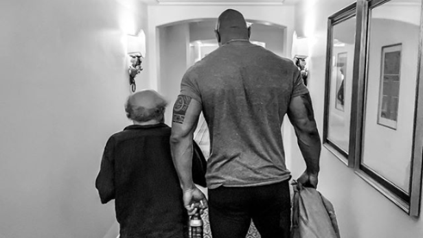 Dwayne Johnson und Danny DeVito überraschten Hochzeitspaar