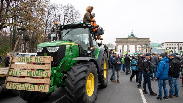Bauern protestieren gegen strenge Klimaschutzvorgaben