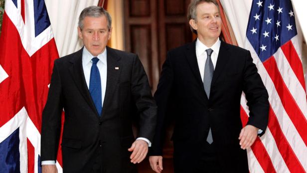 File photo of U.S. President Bush walking with Bri Im Juli 2002 schrieb Blair an Bush: "Ich bin mit dir, was auch geschehen möge."