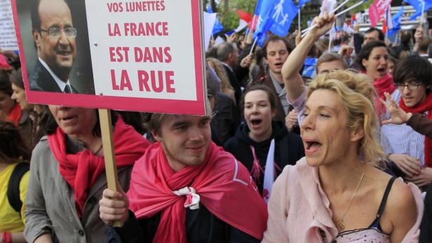French humorist and TV host Virginie Merle, also known as &quot;Frigide Barjot&quot; (R) takes part in a protest demonstration against France&#039;s planned legalisation of same-sex marriage in Paris, April 18, 2013. French deputies continue the second reading of a bill which would legalise gay marriage and give gay couples adoption rights. Sign reads, &quot;President Francois Hollande clean your glasses. The country is in the street&quot;. REUTERS/Gonzalo Fuentes (FRANCE - Tags: POLITICS SOCIETY)
