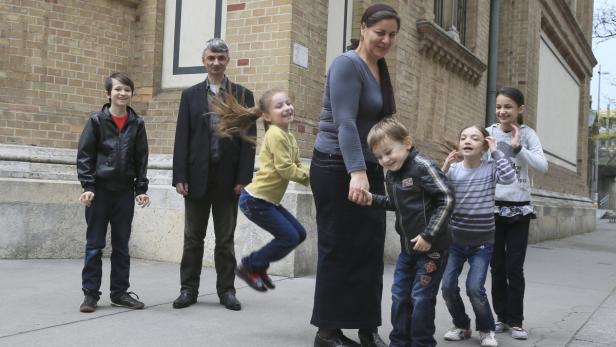 Diese tschetschenische Flüchtlingsfamilie soll aus Österreich abgeschoben werden. In Tschetschenien droht ihr aber der Tod, so die Caritas.