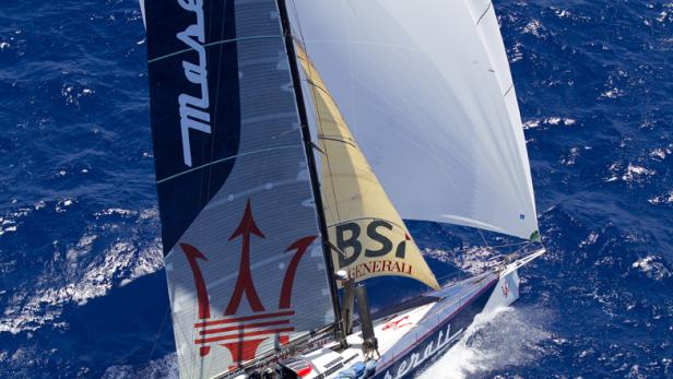 Ein Segelboot der Marke Maserati fährt auf dem offenen Meer.
