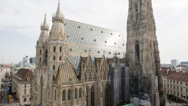 Auch der Stephansdom färbt sich rot.