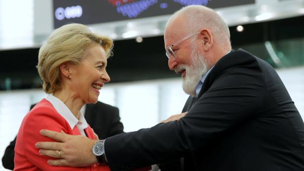 Vizepräsident Frans Timmermans gratuliert Ursula von der Leyen
