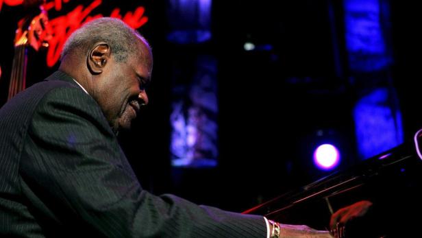 Pianist Oscar Peterson, hier bei einem Konzert im Jahr 2005, starb 2007. Nun wird ein Album in Einzel-Auflage versteigert.