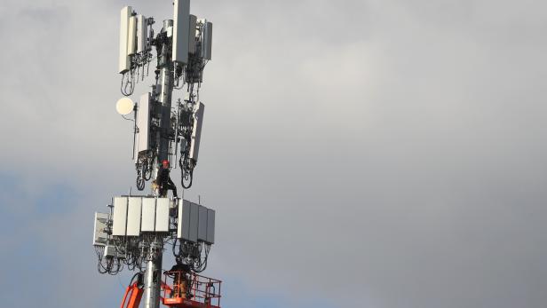 US-UTILITY-WORKERS-INSTALL-5G-EQUIPMENT-IN-CELLULAR-TOWER