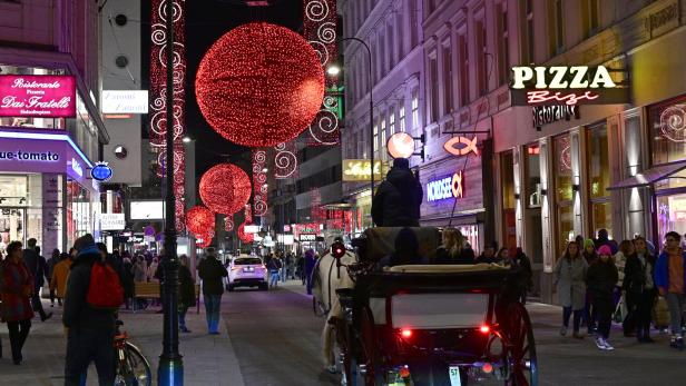 Während die verkehrsberuhigte Mariahilfer Straße an Einkaufssamstagen für Autos, Räder und E-Scooter gesperrt ist, bleibt die Rotenturmstraße befahrbar.