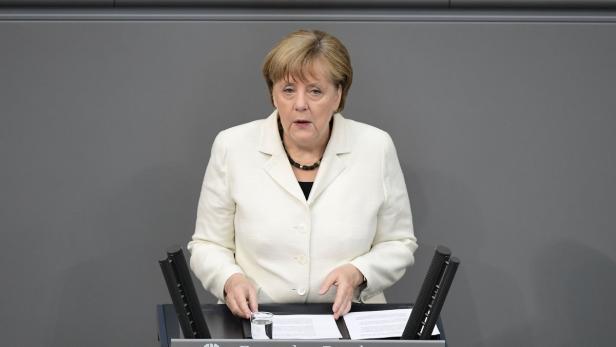 Angela Merkel spricht an einem Rednerpult.
