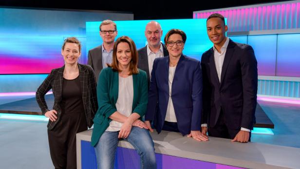 ORF1-Chefin Totzauer (2. v. re.) mit Moderatoren der ORF1-Info und deren Chefs beim Start neuer Sendungen im März